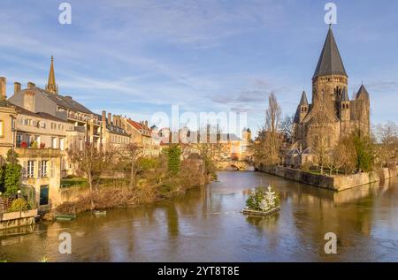 Abendliche Kulisse rund um den Tempel Neuf, eine protestantische Kirche in Metz in Frankreich Stockfoto