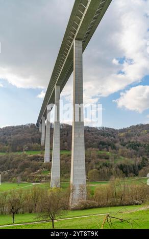 Landschaft rund um den Kocher Viadukt bei Braunsbach in Süddeutschland zu Beginn des Frühlings Stockfoto