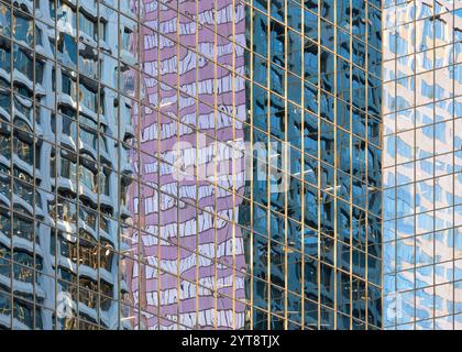 Farbenfrohe Reflexionen von modernen Glasbürogebäuden im Stadtzentrum von Calgary, Alberta Stockfoto