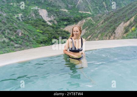 Weibliche Touristen in den heißen Quellen von Grutas Tolantongo, Mexiko. Abenteuer, Entspannung und natürliches Wellness-Konzept Stockfoto