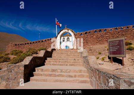 Stufen führen zu einer weiß getünchten Kirche in Comunidad Atacameña Machuca in der Wüste Atacama, Chile. Stockfoto