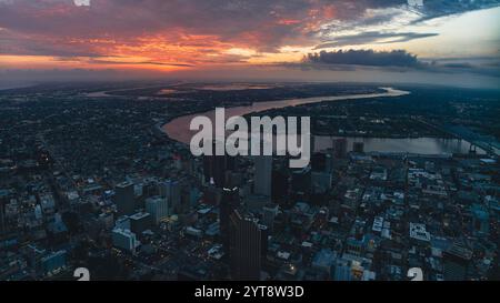 14. JULI 2023 - NEW ORLEANS - LA - USA - aus der Vogelperspektive auf die Skyline von New Orleans mit dem Mississippi River im Hintergrund bei Sonnenaufgang Stockfoto