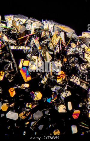Mikroskopische Aufnahme mit bunten Mikrokristallen in polarisiertem Licht Stockfoto