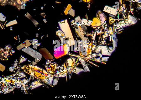 Mikroskopische Aufnahme mit bunten Mikrokristallen in polarisiertem Licht Stockfoto