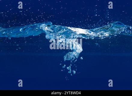 Wellige Wasseroberfläche in blauem Ambiente Stockfoto