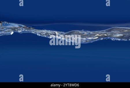 Wellige Wasseroberfläche in blauem Ambiente Stockfoto