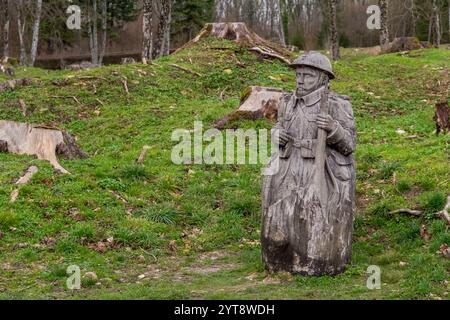 Holzskulptur von Soldaten in Fleury-devant-Douaumont, einer Gemeinde im Département Maas in Grand Est im Nordosten Frankreichs. Während der Schlacht von Verdun 1916 wurde es von den Deutschen und Franzosen 16 Mal eingenommen und zurückerobert, heute ist es vollständig zerstört Stockfoto