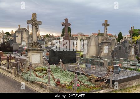 Impressionen auf dem Friedhof in Verdun, einer Großstadt im Département Maas in Grand Est, Nordostfrankreich. Sie ist bekannt dafür, dass sie einer großen Schlacht im Ersten Weltkrieg ihren Namen gab. Stockfoto