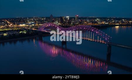 6. JULI 2023 - MEMPHIS, TN, USA - Hernando de Soto Bridge - Memphis, Tennessee über dem Mississippi River bei Nacht Stockfoto