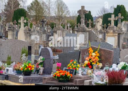 Impressionen auf dem Friedhof in Verdun, einer Großstadt im Département Maas in Grand Est, Nordostfrankreich. Sie ist bekannt dafür, dass sie einer großen Schlacht im Ersten Weltkrieg ihren Namen gab. Stockfoto