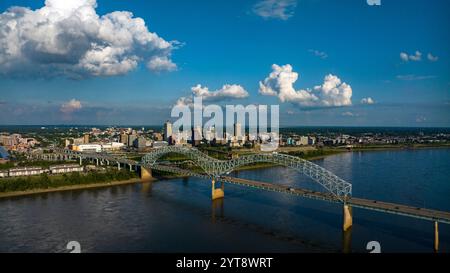 6. JULI 2023 – MEMPHIS, TN, USA – Hernando de Soto Bridge L – Memphis, Tennessee bei Nacht über den Mississippi River Stockfoto