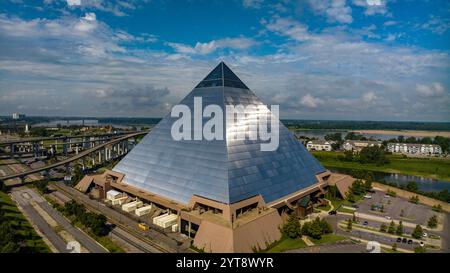 7. JULI 2023: MEMPHIS, TN., USA: Memphis Pyramide mit Stadt Mempis im Hintergrund Stockfoto