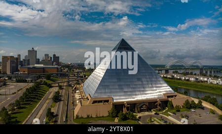 7. JULI 2023: MEMPHIS, TN., USA: Memphis Pyramide mit Stadt Mempis im Hintergrund Stockfoto