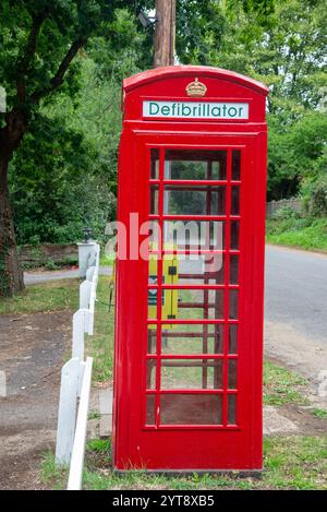 Berühmte britische rote Telefonzelle. Wird als Notfallfälle mit Defibrillator verwendet. Stockfoto