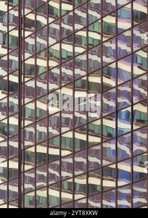 Architektonischer Abstract der Reflexionen von Glasbürogebäuden in der Innenstadt von Calgary, Alberta Stockfoto