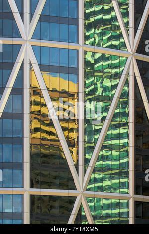 Reflexionen von den Glaswänden des modernen Bow Wolkenkratzers in der 500 Centre Street SE in der Innenstadt von Calgary Stockfoto