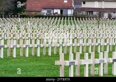 Eindruck rund um den Militärfriedhof in Verdun, einer Großstadt im Département Maas in Grand Est, Nordostfrankreich Stockfoto