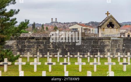 Eindruck rund um den Militärfriedhof in Verdun, einer Großstadt im Département Maas in Grand Est, Nordostfrankreich Stockfoto