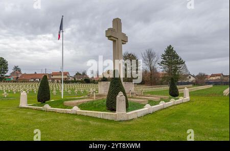 Eindruck rund um den Militärfriedhof in Verdun, einer Großstadt im Département Maas in Grand Est, Nordostfrankreich Stockfoto