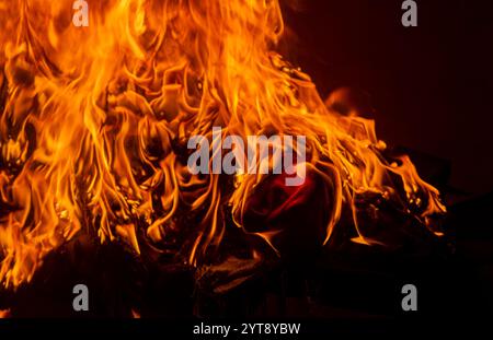 Textur des Feuers auf schwarzem Hintergrund. Abstrakter Hintergrund der Feuerflamme. Großes Feuer. Flamme Feuer Flamme Textur Hintergrund Stockfoto