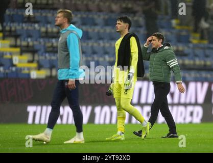 Burnley-Manager Scott Parker (rechts) reagiert nach dem Spiel der Sky Bet Championship in Turf Moor, Burnley. Bilddatum: Freitag, 6. Dezember 2024. Stockfoto