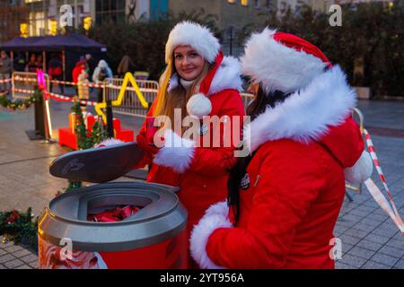 Breslau, Breslau, Polen. Dezember 2024. In WrocÅ‚aw können Sie bereits den Weihnachtsgeist spüren! Der Coca-Cola-Weihnachtswagen ist in der Stadt angekommen, und der Weihnachtsbaum auf dem Marktplatz WrocÅ‚aw wurde beleuchtet. (Kreditbild: © Krzysztof Zatycki/ZUMA Press Wire) NUR REDAKTIONELLE VERWENDUNG! Nicht für kommerzielle ZWECKE! Stockfoto