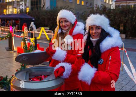 Breslau, Breslau, Polen. Dezember 2024. In WrocÅ‚aw können Sie bereits den Weihnachtsgeist spüren! Der Coca-Cola-Weihnachtswagen ist in der Stadt angekommen, und der Weihnachtsbaum auf dem Marktplatz WrocÅ‚aw wurde beleuchtet. (Kreditbild: © Krzysztof Zatycki/ZUMA Press Wire) NUR REDAKTIONELLE VERWENDUNG! Nicht für kommerzielle ZWECKE! Stockfoto