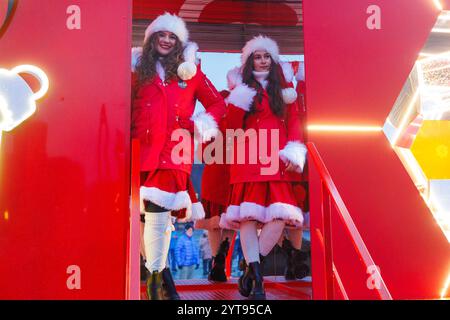 Breslau, Breslau, Polen. Dezember 2024. In WrocÅ‚aw können Sie bereits den Weihnachtsgeist spüren! Der Coca-Cola-Weihnachtswagen ist in der Stadt angekommen, und der Weihnachtsbaum auf dem Marktplatz WrocÅ‚aw wurde beleuchtet. (Kreditbild: © Krzysztof Zatycki/ZUMA Press Wire) NUR REDAKTIONELLE VERWENDUNG! Nicht für kommerzielle ZWECKE! Stockfoto