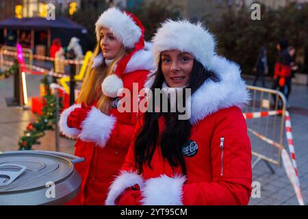 Breslau, Breslau, Polen. Dezember 2024. In WrocÅ‚aw können Sie bereits den Weihnachtsgeist spüren! Der Coca-Cola-Weihnachtswagen ist in der Stadt angekommen, und der Weihnachtsbaum auf dem Marktplatz WrocÅ‚aw wurde beleuchtet. (Kreditbild: © Krzysztof Zatycki/ZUMA Press Wire) NUR REDAKTIONELLE VERWENDUNG! Nicht für kommerzielle ZWECKE! Stockfoto