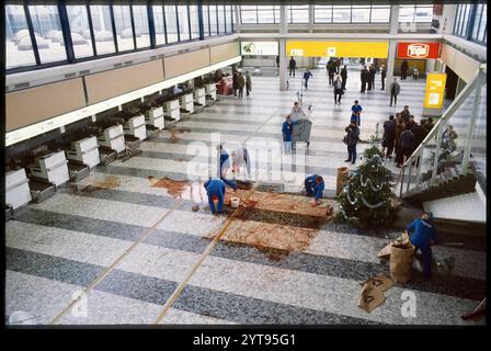 Palästinensicher Terroranschlag auf den Schalter der Fluglinie El-Al ElAl Wien, 5. Dezember 1985, Flughafen Wien Schwechat Aufräumarbeiten in der Abflughalle nach dem Terroranschlag der Terroranschlag auf den Schalter der israelischen El-Al-Linie auf dem Flughafen Wien-Schwechat ereignete sich am 27. Dezember. Dezember 1985, als drei palästinensische Terroristen mit Handgranaten und Sturmgewehren eine Passagierschlange, die auf die Abfertigung für einen El-Al-Flug wartete, angriffen. Dabei und bei der anschließenden Verfolgung der Täter wurden vier Menschen getötet und 39 weitere verletzt. https://de.wi Stockfoto