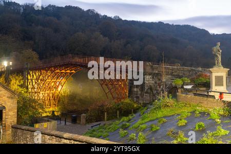 Die Brücke bei Ironbridge, nach der das Dorf benannt ist, über den Fluss Severn in Shropshire. Das Village war Memorial, das im Oktober 2024 abgebildet wurde. Stockfoto