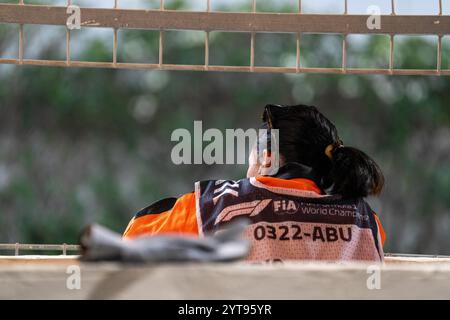 6. Dezember 2024, Abu Dhabi, Singapur, Vereinigte Arabische Emirate: Marshal am Freitag 2024 Formel 1 Abu Dhabi Grand Prix auf dem Yas Marina Circuit. (Credit Image: © Antoine Lapeyre/ZUMA Press Wire) NUR REDAKTIONELLE VERWENDUNG! Nicht für kommerzielle ZWECKE! Stockfoto