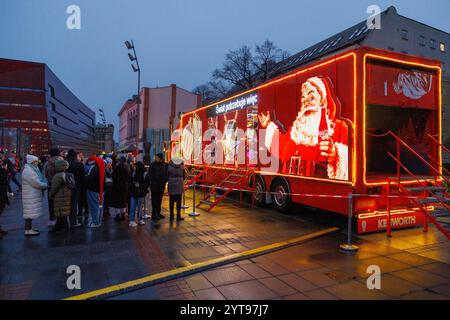 Breslau, Breslau, Polen. Dezember 2024. In WrocÅ‚aw können Sie bereits den Weihnachtsgeist spüren! Der Coca-Cola-Weihnachtswagen ist in der Stadt angekommen, und der Weihnachtsbaum auf dem Marktplatz WrocÅ‚aw wurde beleuchtet. (Kreditbild: © Krzysztof Zatycki/ZUMA Press Wire) NUR REDAKTIONELLE VERWENDUNG! Nicht für kommerzielle ZWECKE! Stockfoto