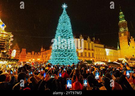 Breslau, Breslau, Polen. Dezember 2024. In WrocÅ‚aw können Sie bereits den Weihnachtsgeist spüren! Der Coca-Cola-Weihnachtswagen ist in der Stadt angekommen, und der Weihnachtsbaum auf dem Marktplatz WrocÅ‚aw wurde beleuchtet. (Kreditbild: © Krzysztof Zatycki/ZUMA Press Wire) NUR REDAKTIONELLE VERWENDUNG! Nicht für kommerzielle ZWECKE! Stockfoto