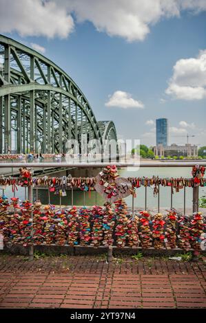 Liebesschlösser auf der Hohenzollernbrücke Stockfoto