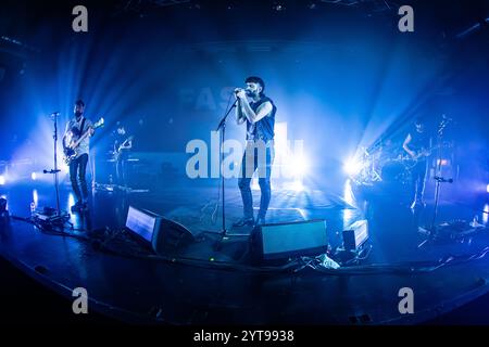 Mailand Italien. dezember 2024. Die italienische Band FAST ANIMALS AND SLOW KIDS ist auch bekannt als FASK live auf der Bühne in Alcatraz während der „Festa Tour 2024“. Stockfoto