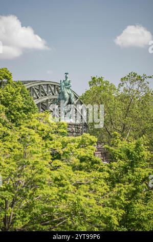 Reiterstatue Kaiser Wilhelm II. Am Rheinufer Stockfoto