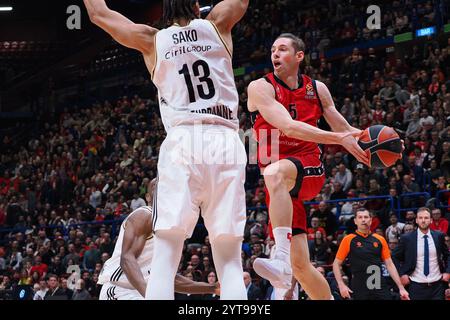 Mailand, Italien. Dezember 2024. Fabien Causeur (EA7 Emporio Armani Olimpia Milano) &amp; Neal Sako (LDLC Asvel Villeurbanne) während der EA7 Emporio Armani Milano vs LDLC Asvel Villeurbanne, Basketball Euroleague Spiel in Mailand, Italien, 06. Dezember 2024 Credit: Independent Photo Agency/Alamy Live News Stockfoto