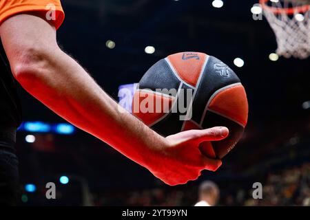 Mailand, Italien. Dezember 2024. Euroleague Schiedsrichter während der EA7 Emporio Armani Milano vs LDLC Asvel Villeurbanne, Basketball Euroleague Spiel in Mailand, Italien, 06. Dezember 2024 Credit: Independent Photo Agency/Alamy Live News Stockfoto