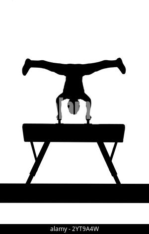 Mann, der einen Handstand auf einem Gestell macht, wie eine Silhouette in Schwarz/weiß Stockfoto