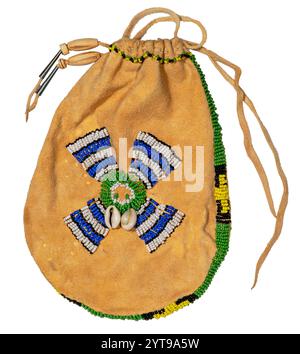 Nordamerikanische Indianertasche. Hergestellt aus Hirschleder, bestickt mit bunten Glasperlen und Lederschnüren, isoliert auf weiß Stockfoto