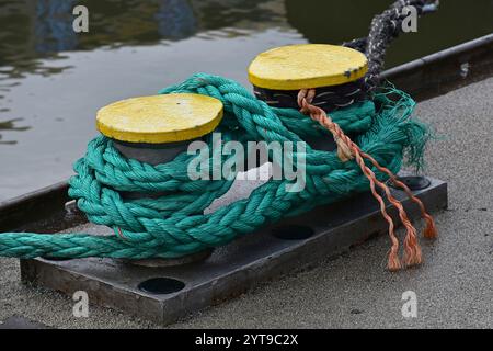 Schiffspoller mit Ankerseilen am Kanal Stockfoto