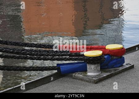 Schiffsanlegeseile und Schiffspoller an der Mauer von Sandtorkai, Hamburg Stockfoto
