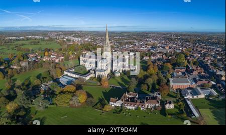 Panoramablick auf die Kathedrale von Salisbury, eine anglikanische Kathedrale in der Stadt Salisbury, England. Stockfoto