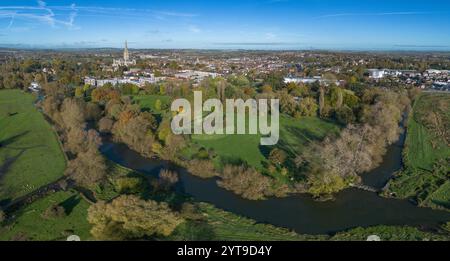 Panoramablick auf den Fluss Avon bei Churchill Gardens, Blick auf die Kathedrale von Salisbury in der Stadt Salisbury, England. Stockfoto