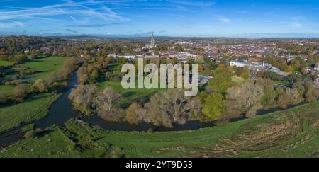 Panoramablick auf den Fluss Avon bei Churchill Gardens, Blick auf die Kathedrale von Salisbury in der Stadt Salisbury, England. Stockfoto