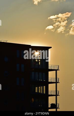 Sonnenuntergang hinter einem Hochhaus in Hamburg Stockfoto