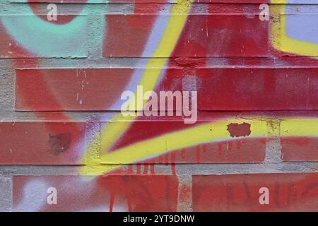 Bunte Graffiti an einer Ziegelwand Stockfoto