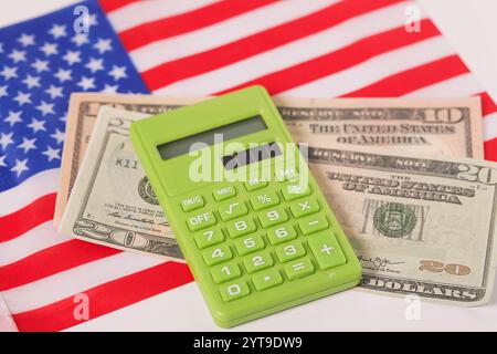 US-amerikanische Flagge, Taschenrechner und Dollar. Kostenberechnung. Inflation, Wirtschaft, Einkommen, Haushalt, Finanzplanung Stockfoto