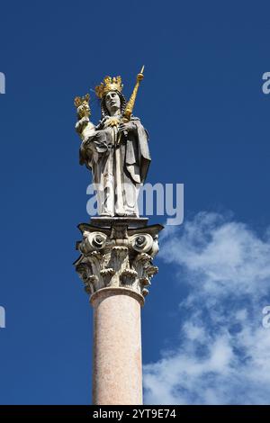 Detail der Mariensäule in Freising, Oberbayern, vor einem weiß-blauen Himmel Stockfoto